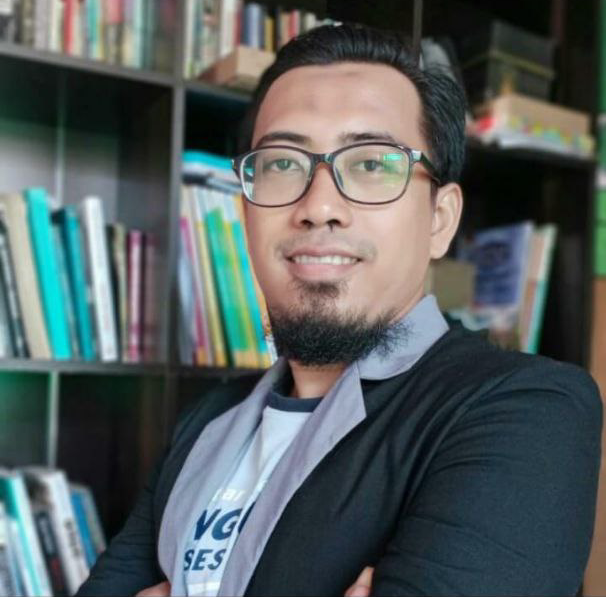 Gambar cara menulis di buku tulis halus dengan tangan yang rapi dan teliti menggunakan pulpen warna hitam yang menghasilkan tulisan yang jelas dan mudah dibaca pada kertas putih yang bersih.